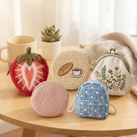 Porte-monnaie en peluche moelleux Kawaii, motif animal mignon (Fraise, Lapin, Grenouille), avec fermeture éclair, porte-clés, breloque de sac, pochette personnalisable avec logo pour filles