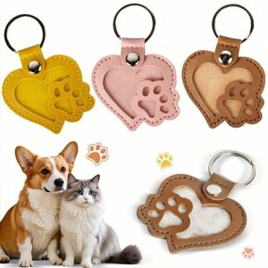 Llavero de piel sintética para guardar recuerdos de mascotas, colgante con forma de corazón y huella para amantes de perros y gatos - Product Image 1