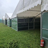 Abri pour chevaux portable toutes saisons, box modulaire temporaire pour chevaux, panneaux en HDPE, acier galvanisé à chaud avec kit de toiture complet