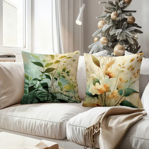 수채화 식물 그림이 그려진 장식 쿠션은 아늑한 소파를 장식하고, 배경에는 축제 분위기의 양말과 사슴 뿔이 있습니다. - Product Image 4