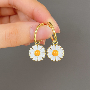 Orecchini a Perno con Fiore di Margherita per Donne, in Lega di Rame, Classici per Fidanzamento e Uso Quotidiano - Product Image 5