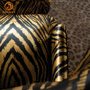 Sillón <span class=keywords><strong>de</strong></span> Lujo con Respaldo Alto y Otomana a Juego, Tapizado en Tela con Estampado <span class=keywords><strong>de</strong></span> Tigre Negro y Dorado, Base Metálica <span class=keywords><strong>de</strong></span> Alta Gama - Product Image 3