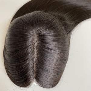 Nuevo Topper de Cabello Europeo 8.5*9, Mini Peluca de Cabello Humano con Nudo Único, Color Natural - Product Image 3