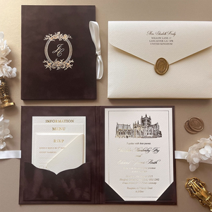 Invitaciones de Boda de Lujo en Papel de Algodón con Monograma Dorado en Relieve, con Funda de Terciopelo Color Chocolate Marrón y Sobre - Product Image 1