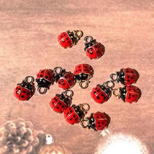 Ciondoli fai da te in lega smaltata a forma di <span class=keywords><strong>coccinella</strong></span>, simpatici ciondoli a forma di insetto per orecchini, bracciali, collane e creazione di gioielli - Product Image 1