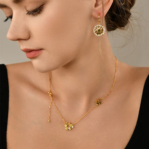 Bijoux plaqués or 18 carats sans ternissement Collier à chaîne délicate avec breloque fleur en argent sterling 925 pour fille - Product Image 3