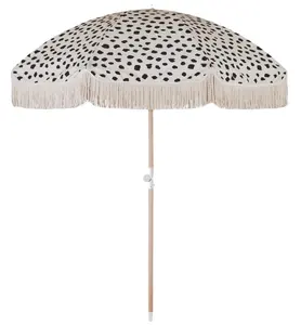 해변은 관목을 미국에 있는 나무로 되는 일요일 우산, 나무로 되는 란 의자를 가진 비치 우산을 만들었습니다