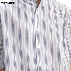 เสื้อเชิ้ตผู้ชายสีขาว เทา น้ำตาล ลายทางหลากสี ผ้าฝ้ายผสมลินิน คอตั้ง แขนครึ่ง ทรงหลวม สไตล์ Old Money เหมาะสำหรับใส่ไปเที่ยวพักผ่อนช่วงฤดูร้อน - Product Image 2