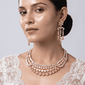 Ensemble collier ras-de-cou élégant et tendance en laiton plaqué or avec moissanite et boucles d'oreilles pendantes assorties pour mariée et mariage - Product Image 3