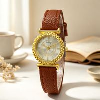 Montre-bracelet élégante pour femme, style vintage, à quartz, cadran rond à motif grec, lunette dorée, bracelet en cuir, pour le quotidien, les affaires ou les occasions décontractées
