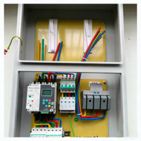 Boîtier triphasé 2 entrées pour disjoncteur différentiel (RCBO), disjoncteur (MCB) et parafoudre (SPD) avec compteur, position IP65, pour système photovoltaïque connecté au réseau