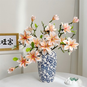 Arreglo de Flores Artificiales de Magnolia Muyu Chronicles en Jarrón, Decoración Realista de PVC para Sala de Estar y Comedor - Product Image 1