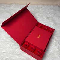 Luxe rode magnetische cadeaudoos met kunstmatige roos-inleg, aangepaste logo Valentijnsdag cadeauverpakking
