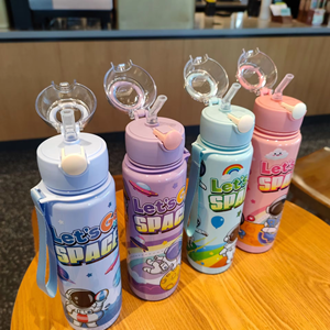 Livraison gratuite articles 700ml mignon créatif fantaisie enfant dessin animé bouteille d'eau en plastique avec paille bouteille en plastique avec couvercle et corde - Product Image 1