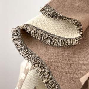 2025 Estilo <span class=keywords><strong>nórdico</strong></span> bufanda de Invierno para mujer minimalista estampado geométrico de doble cara diseño de dos <span class=keywords><strong>colores</strong></span> chal de borla de Cachemira de imitación - Product Image 6