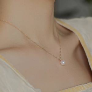 Collares de Alta Gama con Cadena de Hueso y Cierre de Oro de 14k, Estilo Simple y Elegante con Perlas de Agua Dulce Naturales de Gran Brillo y Baño de Cobre - Product Image 1