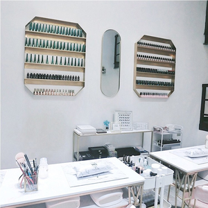Expositor de pared moderno y minimalista de hierro para esmaltes de uñas, de varias capas, para tiendas de belleza. - Product Image 2