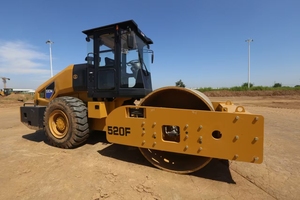 <span class=keywords><strong>Rodillo</strong></span> <span class=keywords><strong>de</strong></span> carretera <span class=keywords><strong>de</strong></span> 20 toneladas <span class=keywords><strong>de</strong></span> servicio pesado 520F para <span class=keywords><strong>alquiler</strong></span> o venta, perfecto para cimentación <span class=keywords><strong>de</strong></span> carreteras y compactación <span class=keywords><strong>de</strong></span> asfalto - Product Image 6