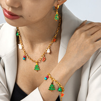 Parure de bijoux tendance et festive en acier inoxydable plaqué or 18 carats avec breloques émaillées, collier, bracelet et boucles d'oreilles créoles pour les fêtes