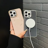 Étui de téléphone portable magnétique sans bordure en fibre de carbone de style Ins pour 15 Pro Max avec des couleurs personnalisables
