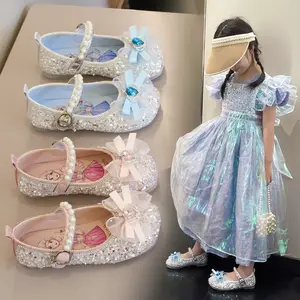 Sapatos infantis de couro PU com fundo macio para meninas, sapatos de princesa com laço de pérolas brilhantes para meninas, desenhos de borboletas de verão