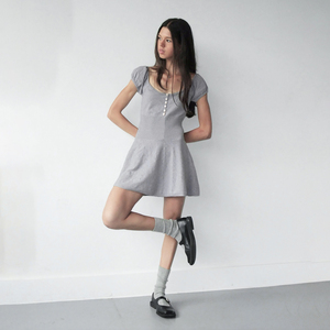 Robe Courte Plissée Tricotée Écologique Unie Décontractée d'Été Coupe Trapèze Extensible Taille Naturelle Manches Courtes Ajustée - Product Image 2