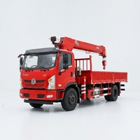 Camion-grue de chantier dédié au levage de matériaux de construction, à l'installation de structures en acier et au transport sur site