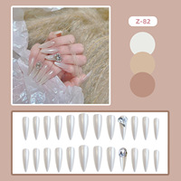 Ongles à presser blancs nacrés rêveurs avec reflets aurore et accents de cristaux en forme de cœur, faux ongles en acrylique pour événements nuptiaux