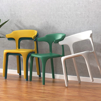 Chaise de salle à manger en plastique PP colorée, robuste et écologique, empilable, pour restaurant, café et loisirs, vente en gros