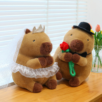 Offres Spéciales mariage habillé Capybara peluche poupée mignon Capybara tenant Rose peluche jouet doux Couple Capibara peluche jouet