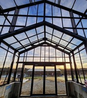 Véranda en acier sur mesure, cadre durable en acier laminé à chaud, rupture de pont thermique, isolée, étanche, double vitrage, design triangulaire français, villa