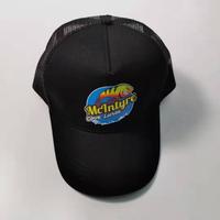 Sombrero de camionero de ala plana negro en blanco al por mayor personalizado, gorra de camionero de malla de 5 paneles de poliéster, gorra Vintage de espuma para camionero