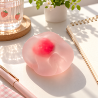 Jouet anti-stress en TPR translucide rose en forme de fraise Mochi pour enfants