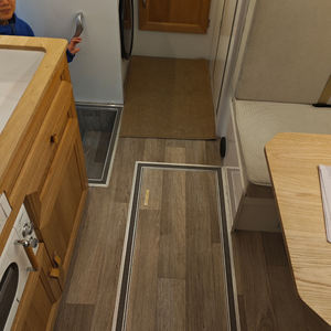 Plancher d'autobus en PVC Revêtement de sol en vinyle imperméable <span class=keywords><strong>pour</strong></span> autocar, <span class=keywords><strong>caravane</strong></span> et camping-car Revêtement de sol de transport en <span class=keywords><strong>plastique</strong></span> durable - Product Image 4
