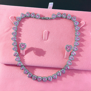 <span class=keywords><strong>Set</strong></span> di Gioielli di Tendenza in Ottone Placcato Argento con Zirconi Rosa Effetto Ghiaccio Anello Orecchini Collana Tennis Cubana a Forma di Cuore <span class=keywords><strong>per</strong></span> Donna - Product Image 1