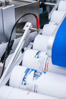 Machine d'étiquetage de bouteilles à rouleaux filetés électrique automatique à commande PLC avec emballage en carton
