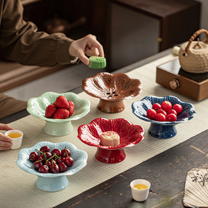 Plateau de service décoratif en porcelaine en forme de feuille de lotus, forme irrégulière, pour fruits, thé et collations à la maison - Product Image 2