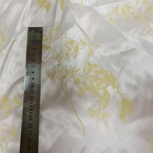 Tissu jacquard satiné tricoté en trame, richement orné, avec technique de teinture multicolore à l'effigie d'éléments chinois - Product Image 2