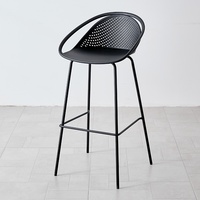 Chaise de bar moderne haut de gamme, forme ergonomique et structure métallique durable pour les intérieurs de luxe