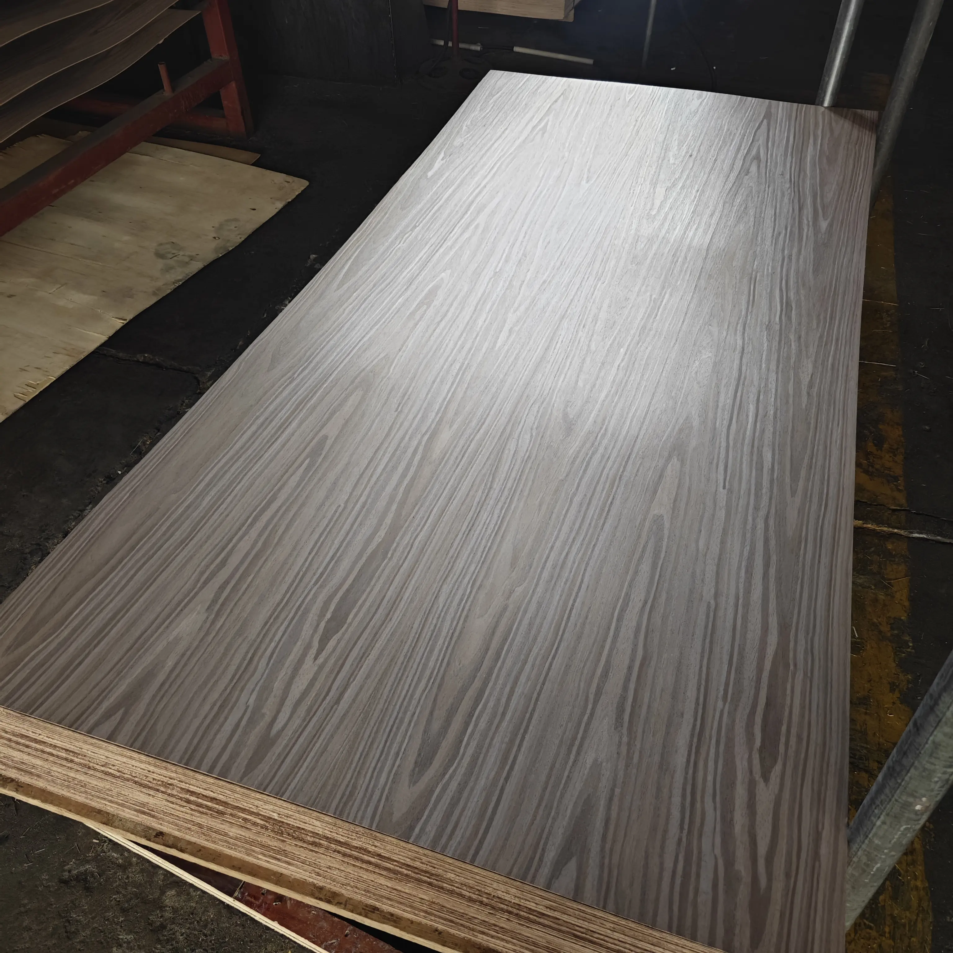 निर्माण के लिए थोक चीन फैक्टरी 3 मिमी भूरा/काला अखरोट की लकड़ी का लिबास फेस्ड प्लाईवुड