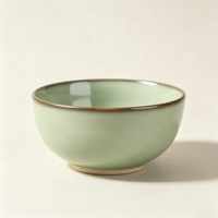 Collection de vaisselle en poterie verte rustique élégante EKA, assiettes et bols en céramique au look artisanal avec bord infusé de fer