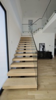 Escalier en bois sur mesure fabriqué par CBMmart |   Escaliers en bois modernes avec garde-corps en verre ou en métal