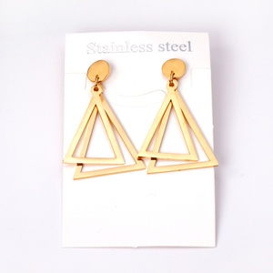 ต่างหูแฟชั่นรูปสามเหลี่ยมแบบกลวง ป้องกันการแพ้ ชุบทอง 18k PVD บนสแตนเลสสตีล ต่างหูทรงหยดน้ำรูปเดลต้าคู่ สำหรับผู้หญิง - Product Image 5