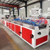 Machine de fabrication de profilés pour fenêtres et portes en PVC, ligne d'extrusion de cadres de fenêtres en PVC de haute qualité, production de profilés WPC sur mesure