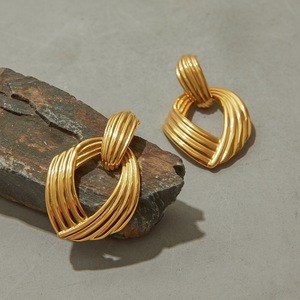Pendientes de Aro Geométricos de Acero Inoxidable Chapados en Oro de 18K para Uso Diario de Mujer - Product Image 2