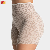 Shorts Deportivos Ajustados de Yoga con Estampado de Leopardo, de Nylon y Spandex, con Logotipo en la Pierna Izquierda y Cintura Elástica, Ecológicos para Actividades al Aire Libre