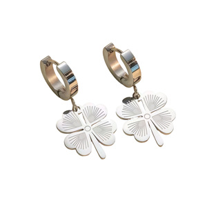 Vente en gros de boucles d'oreilles en acier titane de luxe léger, style européen et américain, motif trèfle à quatre feuilles, métal haut de gamme. - Product Image 5