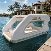 Flotteur gonflable en forme de petite maison avec fenêtre creuse, tapis intérieur souple et plateforme d'entrée avant pour le plaisir estival sur le lac