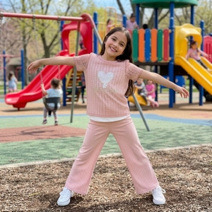 Set 3 Pezzi di Alta Qualità per Bambine con Motivo a Cuori Traforati in Pizzo: Top in Pizzo + Canotta Interna + Pantaloni a Zampa, Outfit Quotidiano per Bambini - Product Image 3