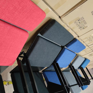 Silla de Conferencia Manwa Expo HB368, Silla de Oficina para Reuniones con Tablero de Escritura Plegable, Tapizada en Tela Roja, Azul y Gris - Product Image 4